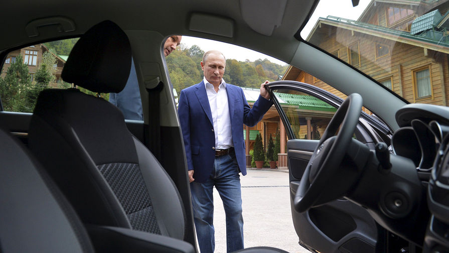 Владимир Путин садится за&nbsp;руль новой модели &laquo;АвтоВАЗа&raquo; Lada Vesta