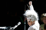 Леди Гага выступает на благотворительном концерте в Карнеги-холле, 2010 год