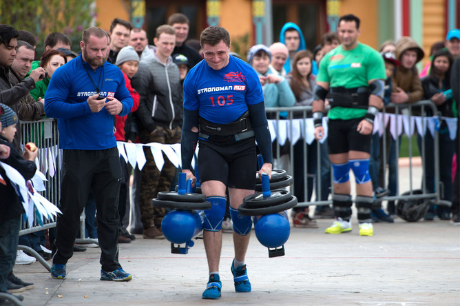Спортсмен Максим Дворецкий во время соревнований по силовому экстриму Sochi Strong 2016 в «Сочи Парке»