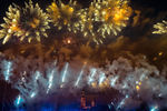 Фейерверк над Невой на празднике выпускников «Алые паруса» в Санкт-Петербурге