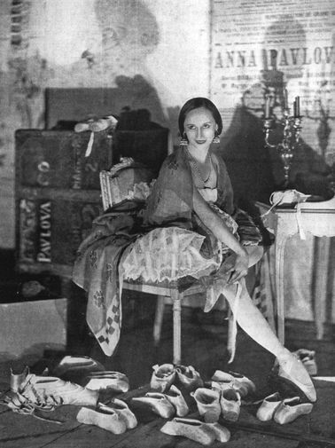 В 1910 году Павлова основала в Лондоне свою балетную труппу для исполнения классических номеров. С ней артистка отправилась в кругосветное гастрольное путешествие. Первое выступление труппы состоялось в Нью-Йорке 16 февраля 1910 года
