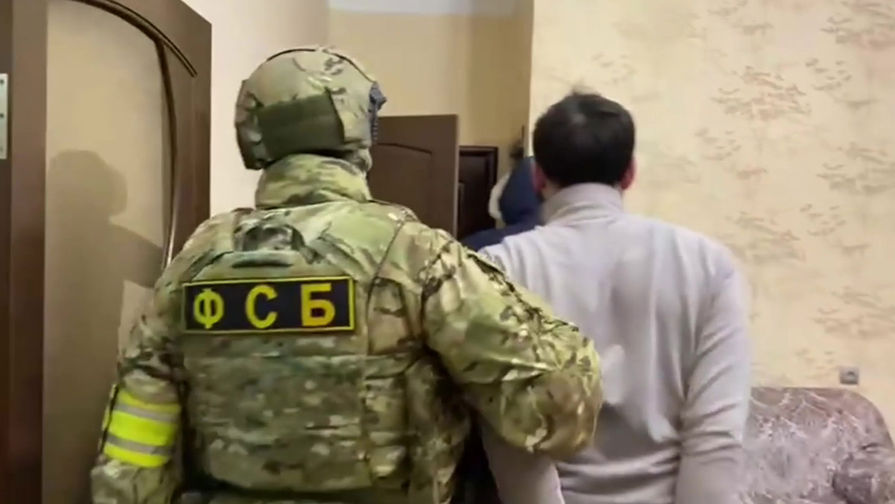 Сотрудник ФСБ РФ во время задержания гражданина, причастного к межрегиональному экстремистскому сообществу, запрещенному в России 