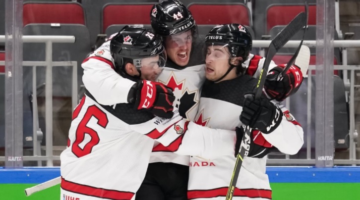 Канадские хоккеисты празднуют победу на чемпионате мира по хокею
