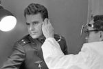 Космонавт Владимир Шаталов проходит медицинский осмотр у врача-отоларинголога перед космическим полетом, 1969 год