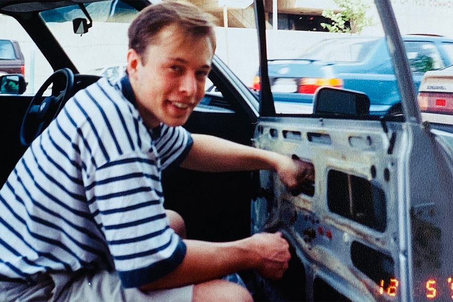 Илон Маск с&nbsp;детства очень любит автомобили. В&nbsp;2013 году он купил на&nbsp;лондонском аукционе подводный автомобиль Джеймса Бонда из&nbsp;фильма “Шпион, который меня любил”. Отдать за&nbsp;него миллиардеру пришлось почти $1 млн. На&nbsp;фото: Илон Маск Чинит свой автомобиль BMW, 1995 год