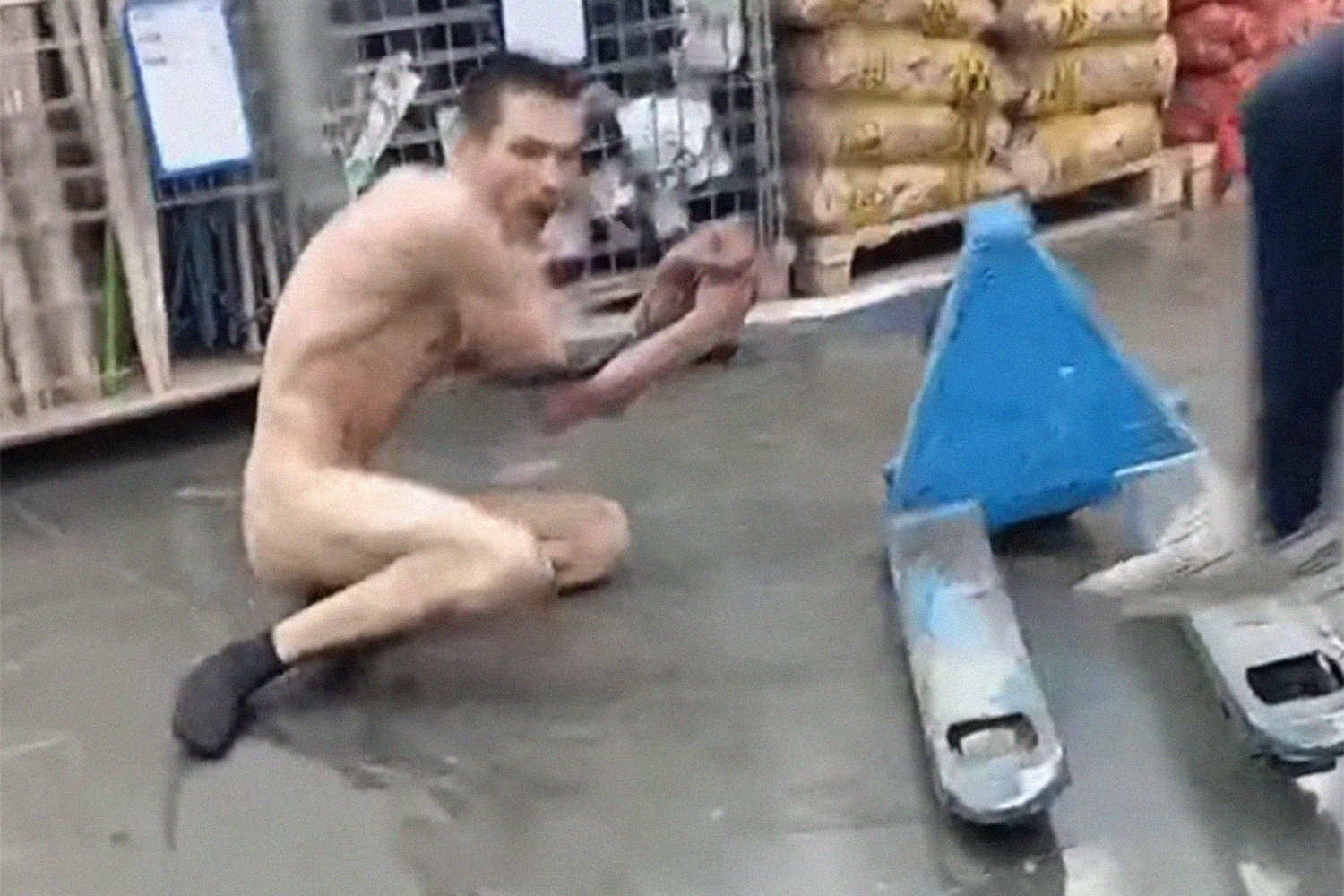В Орле голый мужчина после попытки проникновения в магазин одежды отправился за продуктами