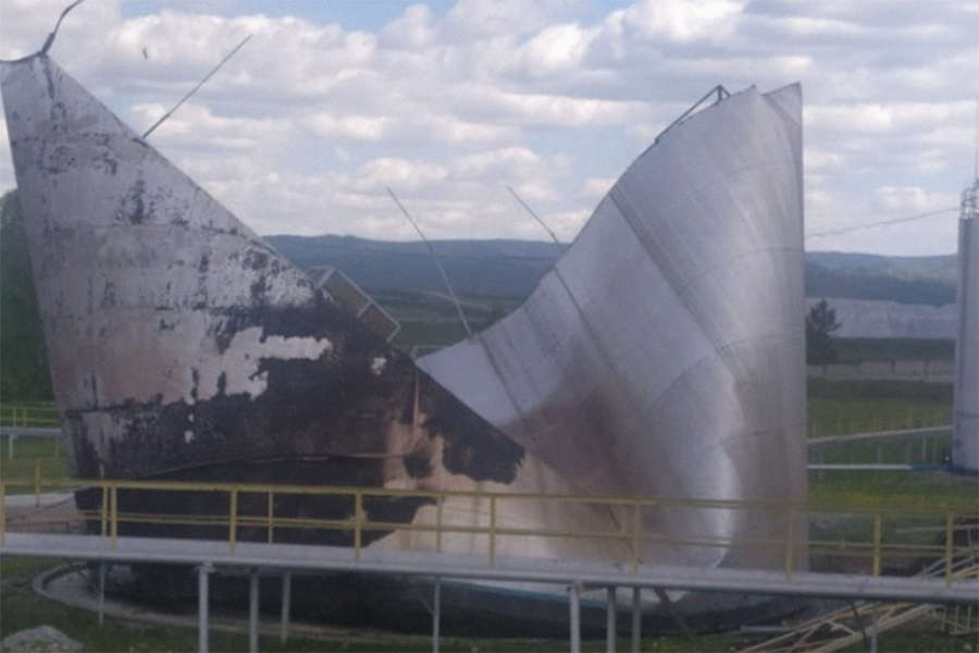 Нефть горит. Нефтяной резервуар. Красная башкирия нефтебаза. Нефтебаза в башкирии. Разгерметизация резервуара.