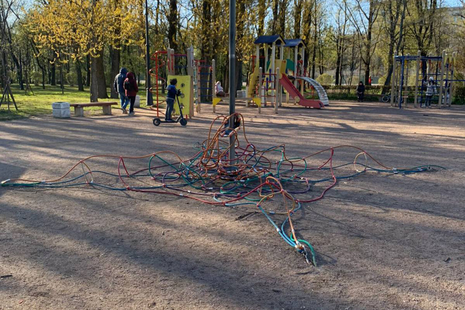 В Петербурге в парке Победы при обрушении игровой конструкции на детской  площадке пострадали двое детей - Газета.Ru | Новости