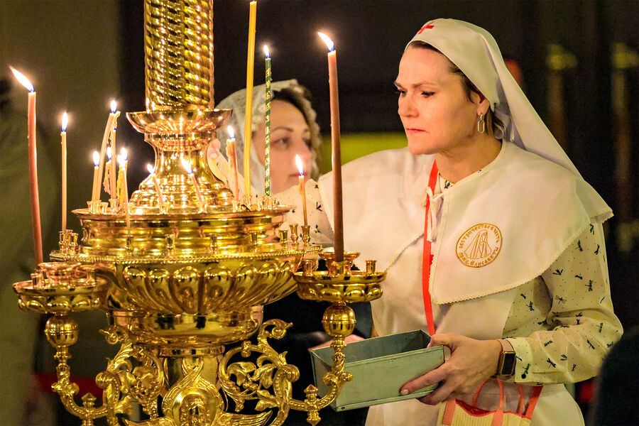 Монахиня во время праздничного богослужения по&nbsp;случаю Рождества Христова в&nbsp;Ростовском кафедральном соборе Рождества Пресвятой Богородицы, Ростов-на-Дону, 7&nbsp;января 2025&nbsp;года