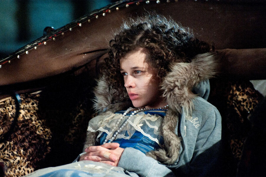 <b>«Куприн. Яма» (сериал, 2014)</b>
<br><br>
Этот мини-сериал — смелая попытка соединить в одном повествовании несколько рассказов Александра Куприна. Он состоит из трех частей: в «Яме» соединились сама «Яма», «Гранатовый браслет», «Без заглавия», «Святая любовь», «Телеграфист».
<br>
Шпица сыграла в мини-сериале роль проститутки Любы из публичного дома Анны Марковны Шойбес. Ее пытается вытащить оттуда наивный студент Лихонин, но нужно ли это самой Любе?