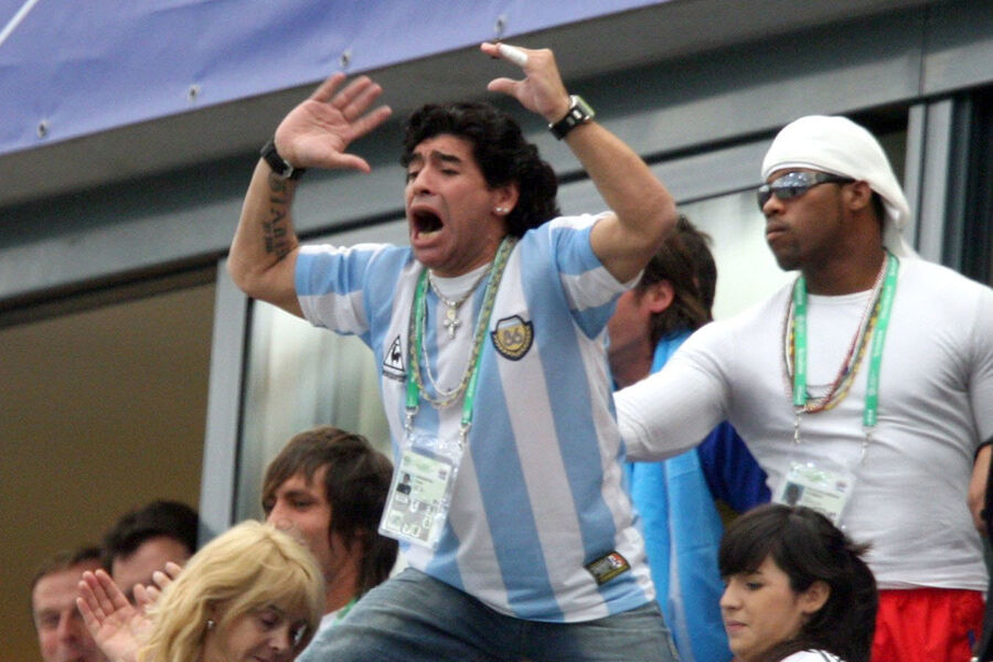 Легенда аргентинского футбола Диего Армандо Марадона (в центре) в 2006 году