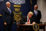 Президент США Дональд Трамп подписывает распоряжение, которое вводит более жесткие проверки с целью недопущения иностранных террористов на территорию США