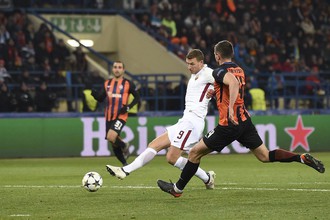 Нападающий «Ромы» Эдин Джеко в матче 1/8 финала Лиги чемпионов против донецкого «Шахтера»