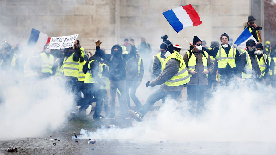 Демонстранты около Триумфальной арки в Париже во время протестов против повышения цен на топливо, 1 декабря 2018 года