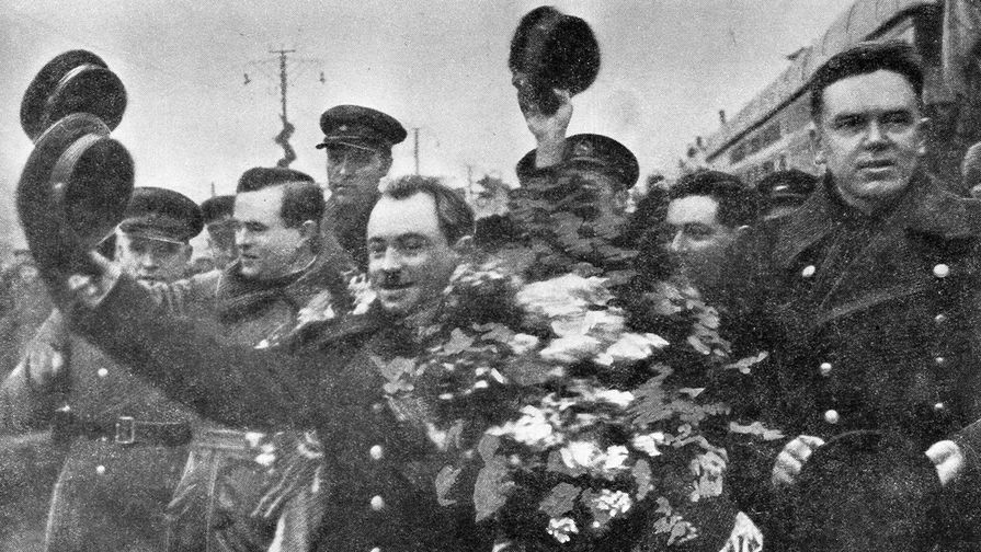 Иван Папанин со спутниками по экспедиции «Северный полюс-1» во время прибытия в Москву, март 1938 года