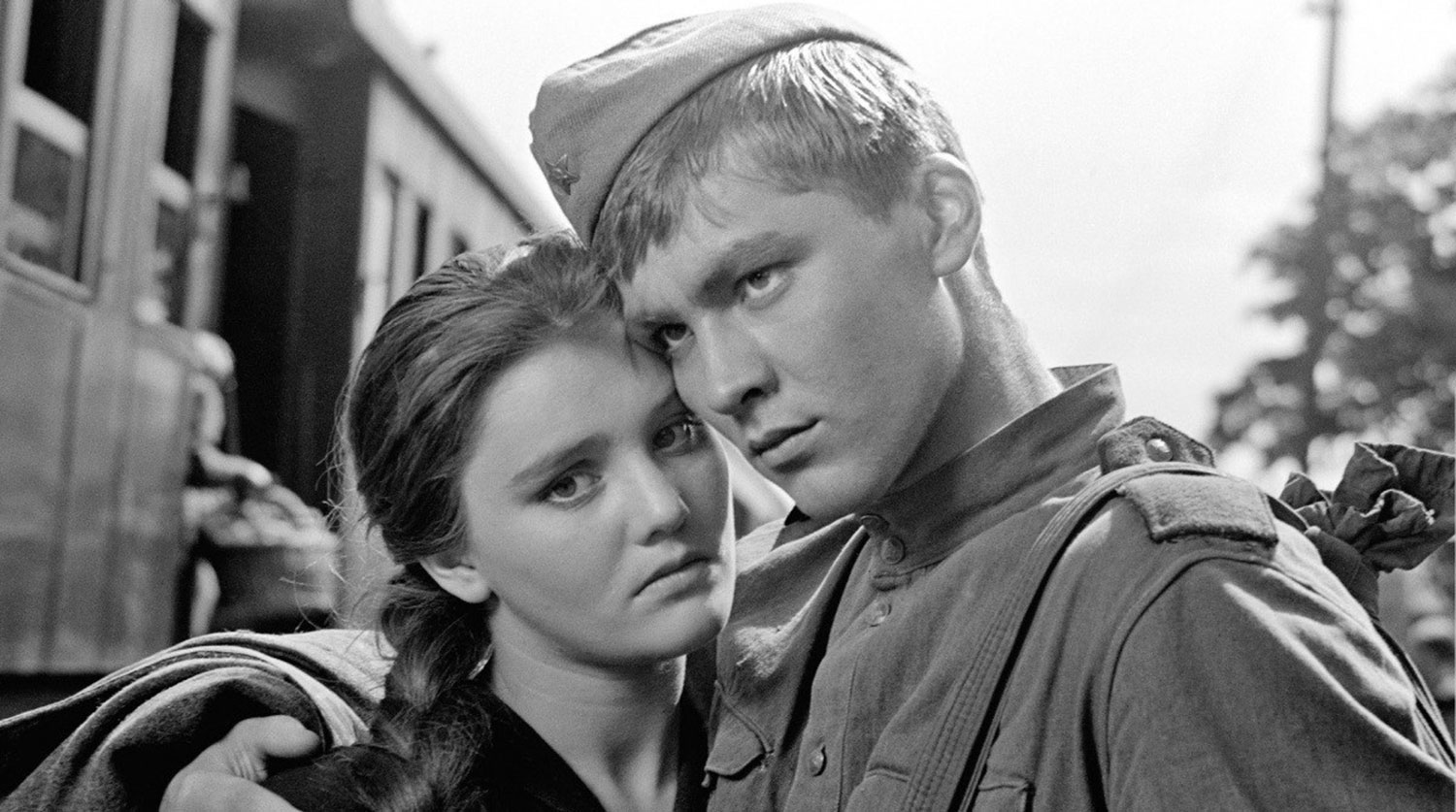 Кадр из фильма «Баллада о солдате (1959). Режиссер Григорий Чухрай. Участие в конкурсной программе Каннского кинофестиваля, а также специальный приз жюри. Картина была также отмечена призом «За лучший фильм для молодежи» и призом «За высокий гуманизм и исключительные художественные качества» в Каннах. Премия BAFTA за лучший фильм, а также номинация на премию лучшему иностранному актеру (Владимир Ивашов) (1961). Номинация на премию Оскар за лучший оригинальный сценарий (1962). Фильм с успехом прошел по всему миру