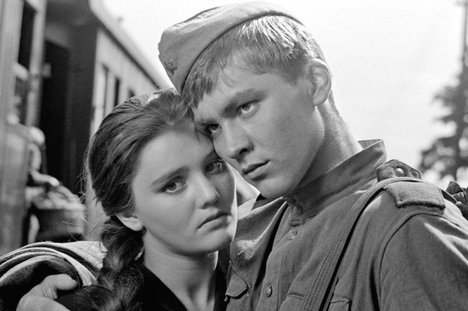 Кадр из фильма «Баллада о солдате (1959). Режиссер Григорий Чухрай. Участие в конкурсной программе Каннского кинофестиваля, а также специальный приз жюри. Картина была также отмечена призом «За лучший фильм для молодежи» и призом «За высокий гуманизм и исключительные художественные качества» в Каннах. Премия BAFTA за лучший фильм, а также номинация на премию лучшему иностранному актеру (Владимир Ивашов) (1961). Номинация на премию Оскар за лучший оригинальный сценарий (1962). Фильм с успехом прошел по всему миру