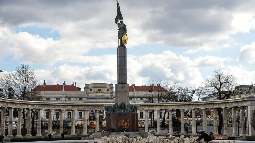 Памятник советским воинам, погибшим при освобождении Австрии от фашизма (Памятник героям Советской армии) на площади Шварценбергплац в Вене