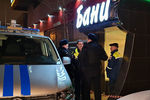 Сотрудники экстренных служб на месте происшествия в банном клубе на юге Москвы, 29 февраля 2020 года
