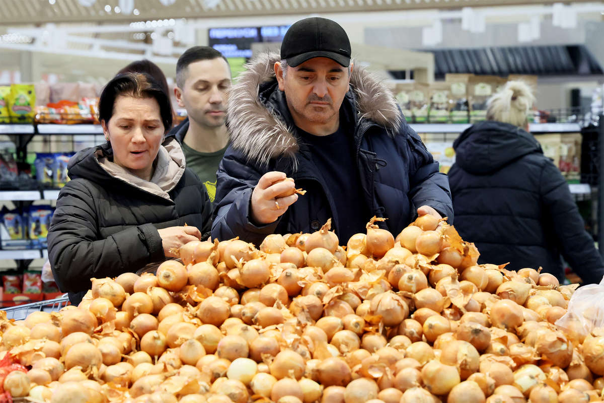 Дорогой лук, дешевые огурцы: Росстат исследовал изменение цен в марте -  Газета.Ru