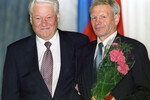 Президент РФ Борис Ельцин и советник президента Международной конфедерации спортивных организаций, боксер Борис Лагутин, награжденный орденом «За заслуги перед Отечеством», 1998 год