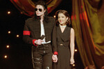 Майкл Джексон и Лиза Мари Пресли-Джексон на открытии церемонии MTV Video Music Awards в Нью-Йорке, 1994 год