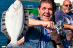 Народный артист России Алексей Булдаков на рыбалке в акватории залива Анива, 2011 год