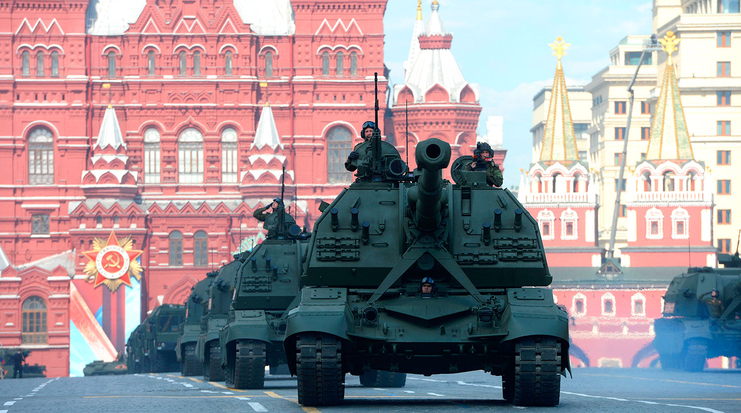 Самоходные артиллерийские установки (САУ) МСТА-С на генеральной репетиции военного парада, посвященного 71-й годовщине Победы в Великой Отечественной войне, на Красной площади в Москве