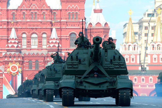 Самоходные артиллерийские установки (САУ) МСТА-С на генеральной репетиции военного парада, посвященного 71-й годовщине Победы в Великой Отечественной войне, на Красной площади в Москве
