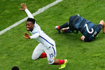 Футболист сборной Англии Дэниел Старридж (слева) после забитого мяча 