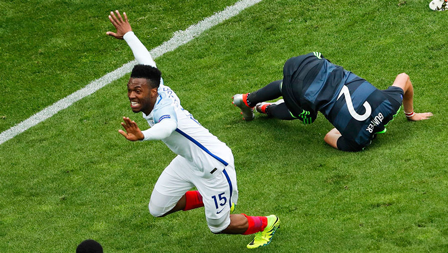 Футболист сборной Англии Дэниел Старридж (слева) после забитого мяча 