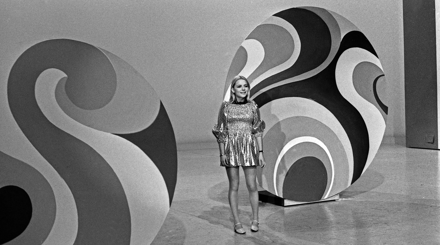 Французская певица Франс Галль во время выступления на телешоу, 1970-е