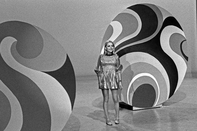 Французская певица Франс Галль во время выступления на телешоу, 1970-е