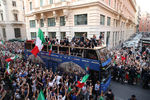 Сборная Италии, победители чемпионата Европы по футболу, во время чемпионского парада в Риме, 12 июля 2021 года