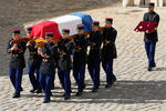 Члены республиканской гвардии Франции несут гроб Жан-Поля Бельмондо во время церемонии прощания с актером, 2021 год