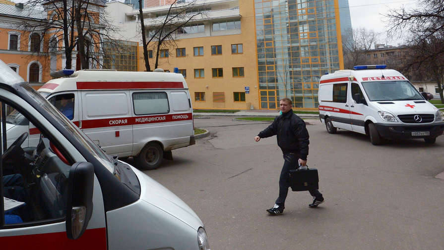 Около московского ресторана нашли троих мужчин с ножевыми ранениями, один умер