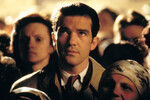 <b>«Эвита» (1996)</b>
<br><br>
«Эвита» (1996)
И вновь Мадонна и Бандерас сошлись на экране — в художественном биографическом фильм Алана Паркера по мюзиклу Эндрю Ллойда Уэббера об Эве Перон, первой леди Аргентины конца 40-х — начала 50-х, роль которой исполнила американская певица.
Бандерасу досталась роль рассказчика Че, который излагает правдивую историю жизни Эвы Дуарте, родившейся незаконнорожденной и ставшей женой президента.