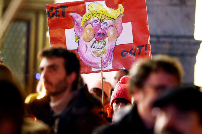 Акция протеста против визита президента США Дональда Трампа в Швейцарию в Женеве, 23 января 2018 года