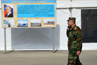 Сирийский военнослужащий на авиабазе «Хмеймим» в Сирии, май 2016 года