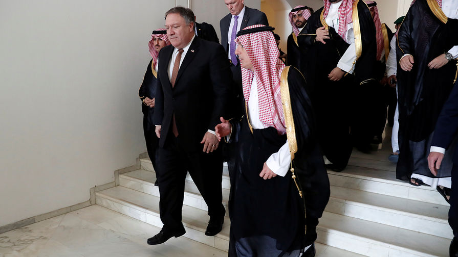 Госсекретарь США Майкл Помпео и глава МИД Саудовской Аравии Адель аль-Джубейр во время встречи в Эр-Рияде, 16 октября 2018 года