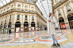 Женщина в опустевшей галерее Виктора Эммануила II в Милане, 10 марта 2020 года
