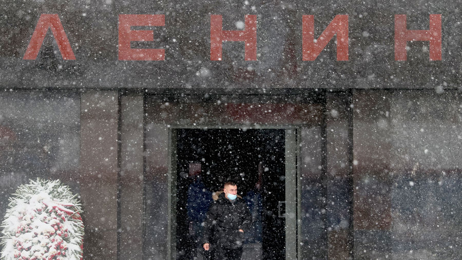 Мужчина у&nbsp;мавзолея Ленина на&nbsp;Красной площади во время снегопада в&nbsp;Москве, 7&nbsp;декабря 2021&nbsp;года