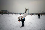 Жители Пекина гуляют по замерзшему озеру у Олимпийского парка, январь 2022 года