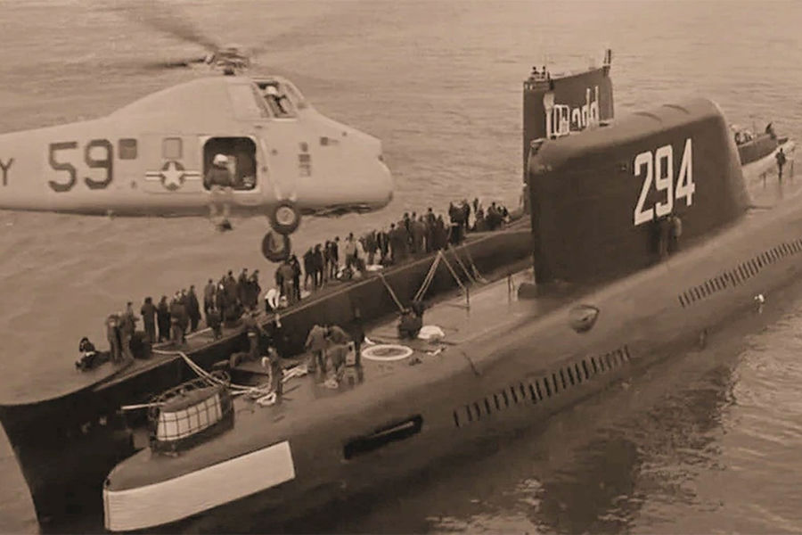 Вертолет ВМС США во время проведения операции спасения советской подводной лодки К-19
