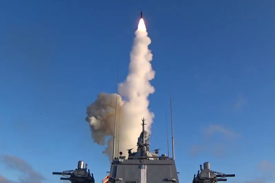 Пуск высокоточной крылатой ракеты «Калибр» во время учений «Гром-2019»
