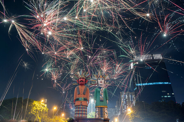 Индонезия. Традиционные куклы Ондел-ондел и праздничный фейерверк в&nbsp;Джакарте 