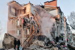 Подъезд жилого пятиэтажного дома, обрушившийся в результате взрыва газа, на улице Химиков, Ефремов, 7 февраля 2023 года