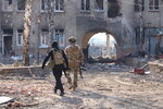 Бойцы ЧВК «Вагнер» у дома, разрушенного в результате обстрела, 24 марта 2023 года
