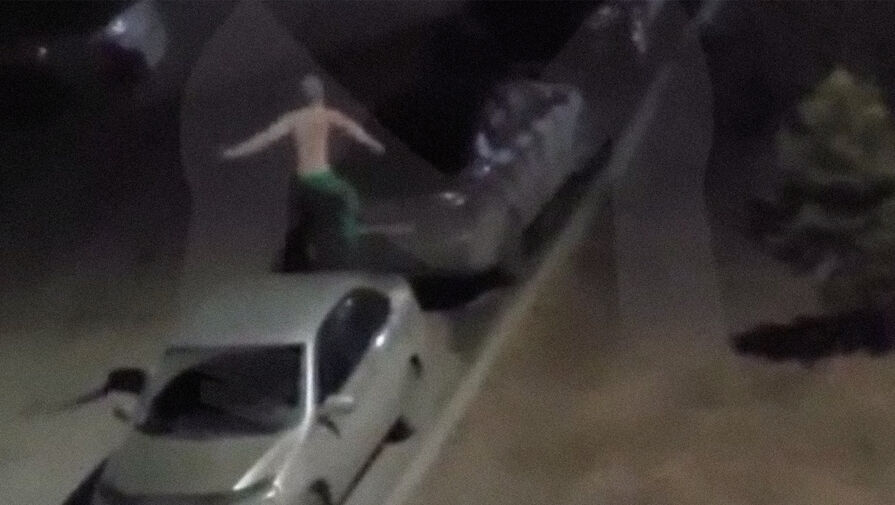 В Иркутске мужчина разгромил несколько машин на парковке и выкинул вещи с чужого балкона