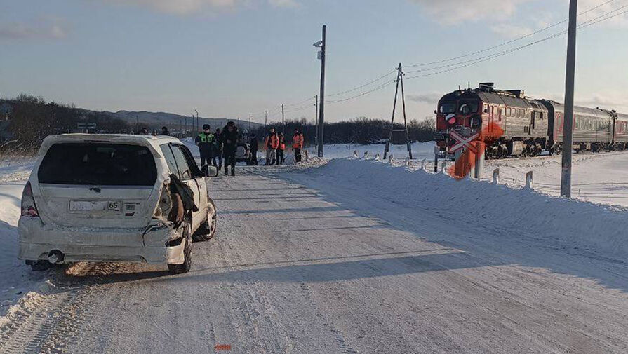 Поезд протаранил автомобиль на переезде в Сахалинской области